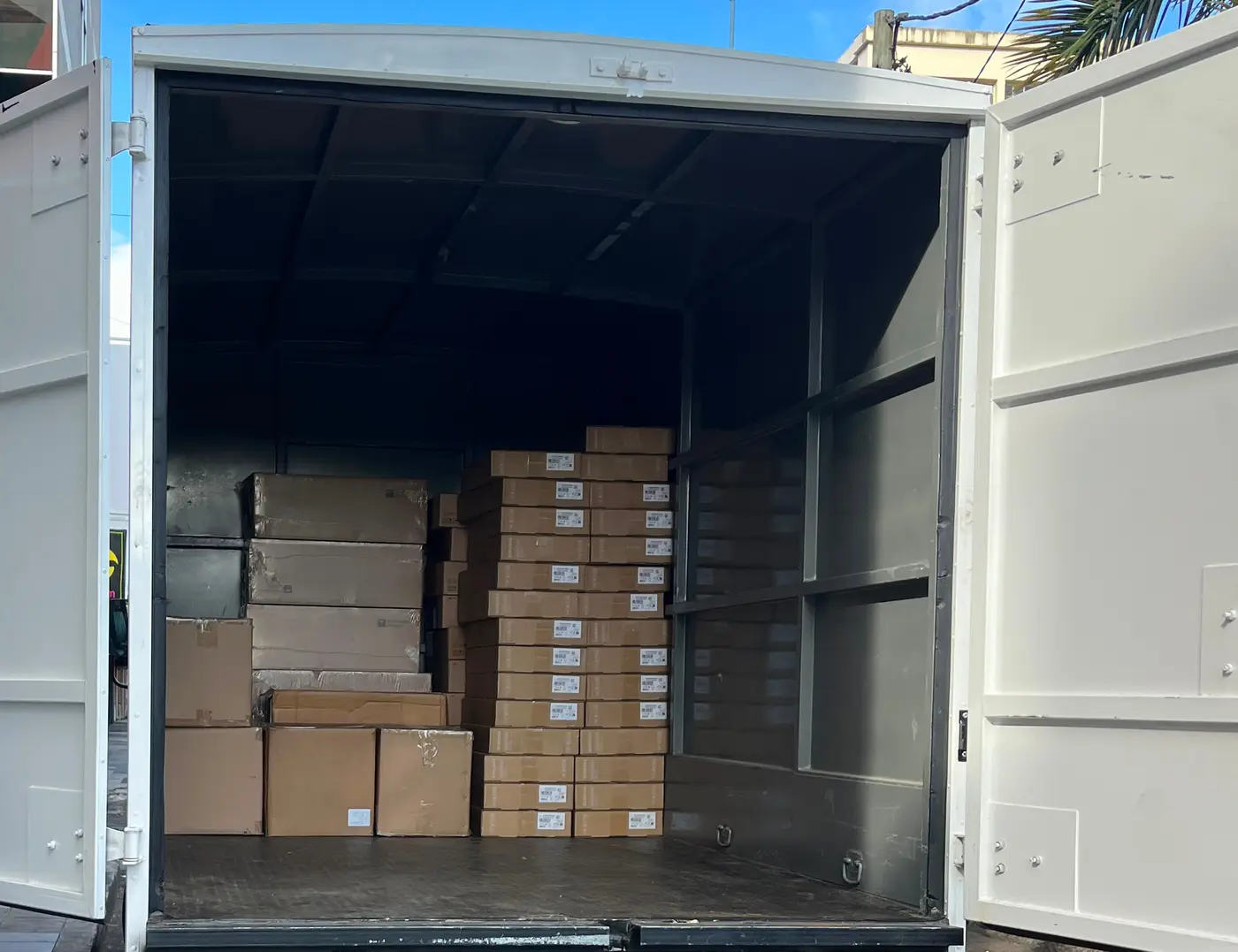 Mango vu de l’arrière, portes ouvertes, chargé de cartons